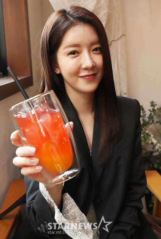 서울 용산구 꾸까 카페에서 '차한잔합시다' 인터뷰를 함께 한 정인선 /사진=김휘선 기자