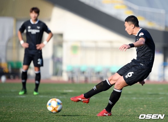 성남의 김정현(오른쪽). / 사진=OSEN