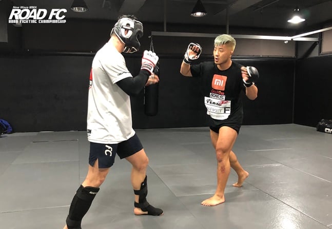 훈련하는 권아솔(오른쪽)과 김태인. /사진=로드FC