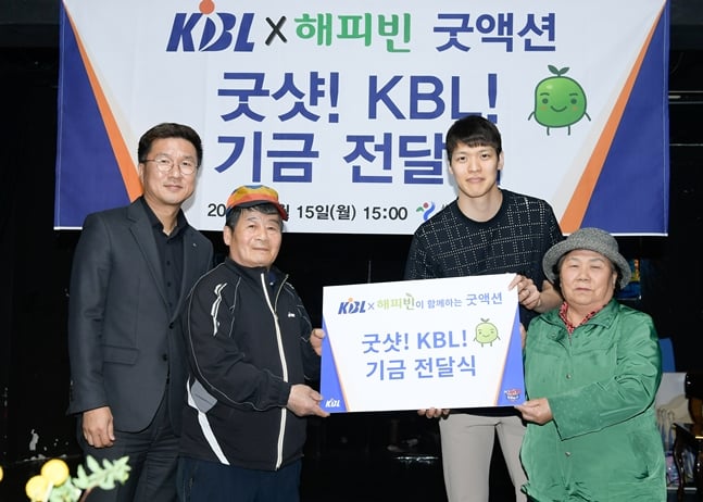 최성수 KBL 사무총장(왼쪽)과 SK 김선형(오른쪽에서 2번째). /사진=KBL 제공