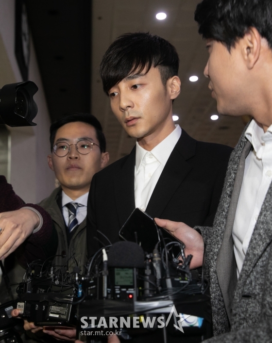 음란물 유포 혐의를 받고 있는 가수 로이킴(26·김상우)이 10일 오후 서울 종로구 서울지방경찰청 광역수사대에서 피의자 신분으로 조사를 받기 위해 출석하고 있다./사진=스타뉴스