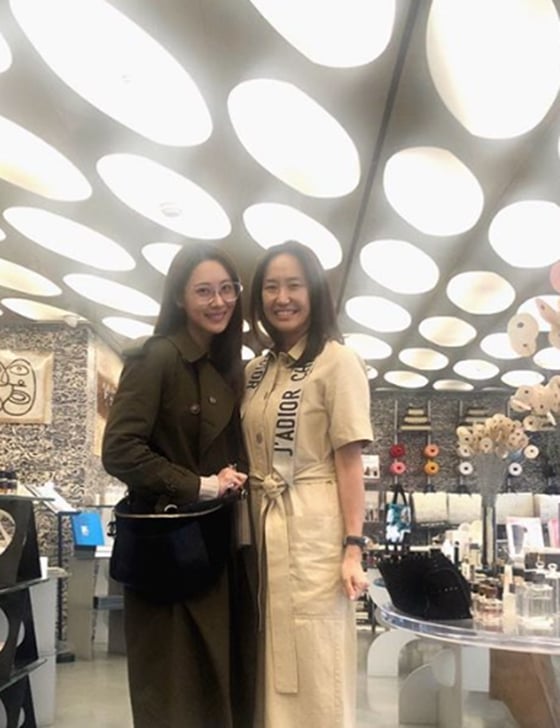 배우 수현과 강주은./사진=수현 인스타그램