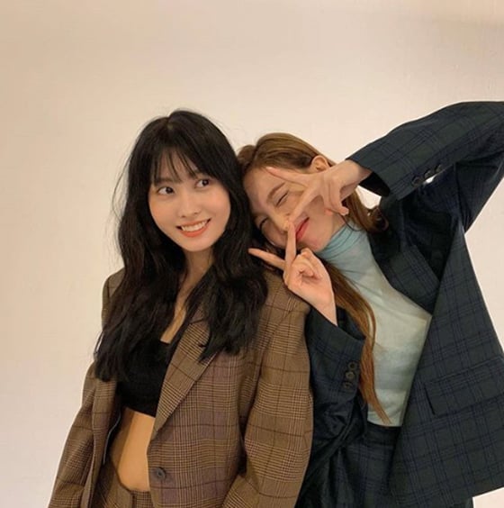 모모와 나연./사진=트와이스 인스타그램