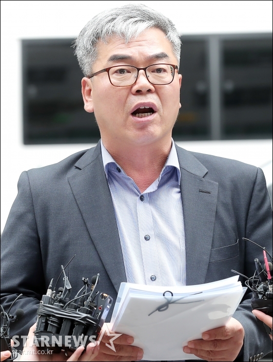 김수민 작가의 대리인인 박훈 변호사가 23일 오후 서울 종로구 서울지방경찰청 민원실에 윤지오에 대한 고소장을 접수한 뒤 입장을 밝히고 있다. /서울지방경찰청=김창현 기자