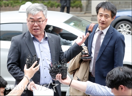 김수민 작가의 대리인인 박훈 변호사(왼쪽), 고 장자연 문건을 최초 보도한 김대오 기자가 23일 오후 서울 종로구 서울지방경찰청 민원실에 윤지오 씨에 대한 고소장을 접수한 뒤 입장을 밝히고 있다. /서울지방경찰청=김창현 기자