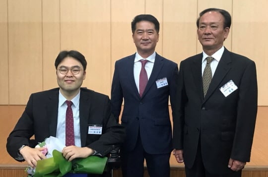 왼쪽부터 분당서울대병원 이규환 교수, 동화약품 OTC2사업부 박경준 이사, 이동치과진료버스 운전기사 정용우 씨/사진제공=부채표