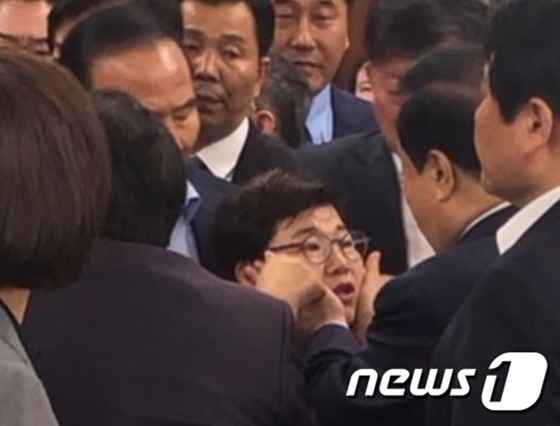 문희상 의장과 임이자 의원./사진=뉴스1