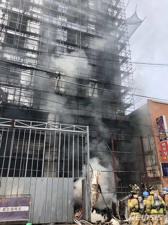 울산 고층 건물 공사장서 화재..근로자 10여명 모두 구조 /사진=뉴시스