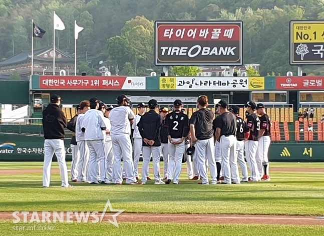 3일 경기 전 미팅을 진행한 KT 선수단./사진=심혜진 기자