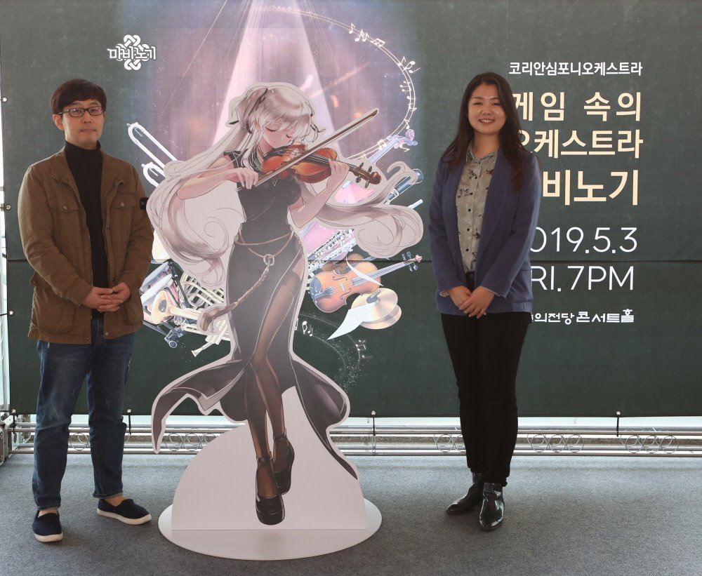 마비노기 음악 콘텐츠 담당자인 김형선 리더(왼쪽)와 마비노기 OST 편곡을 맡은 사운드팀 김가해(오른쪽)
