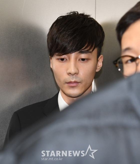 음란물 유포 혐의를 받고 있는 가수 로이킴(26·김상우)이 10일 오후 서울 종로구 서울지방경찰청 광역수사대에서 피의자 신분으로 조사를 받기 위해 출석하고 있다. / 사진=김창현 기자