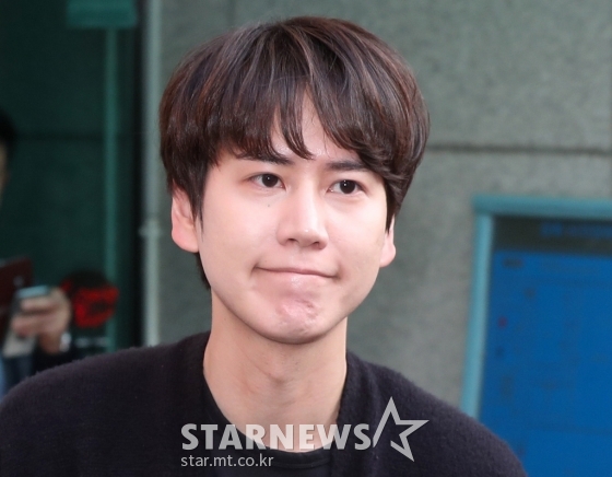 슈퍼주니어 멤버 규현이 사회복무요원 복무를 마치고 서울 성북구 시각장애인 복지센터에서 소집해제를 하고 있다. /사진=홍봉진 기자