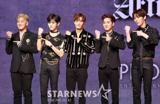 그룹 뉴이스트가 29일 오후 서울 용산구 블루스퀘어에서 진행된 6집 미니앨범 Happily Ever After 발매 기념 쇼케이스에서 포즈를 취하고 있다. /사진=김휘선 기자 hwijpg@