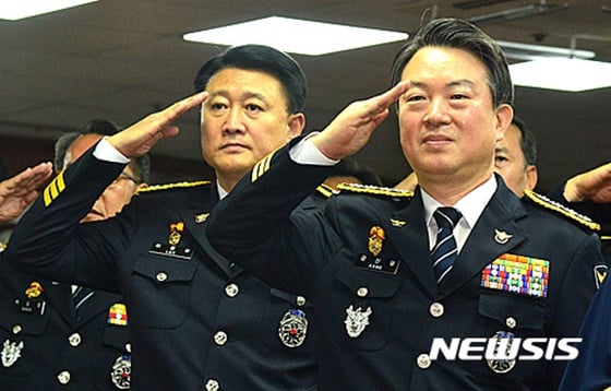 강신명(오른쪽), 이철성(왼쪽) 전 경찰청장./사진=뉴시스