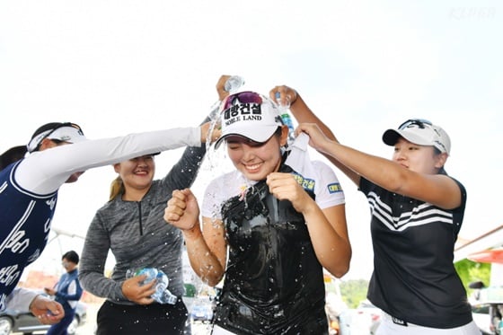 현세린(가운데). / 사진=KLPGA 제공