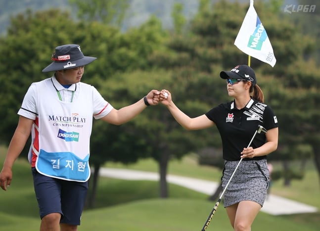 김지현 6번홀 버디 성공후 캐디와 기뻐하고 있다./사진=KLPGA
