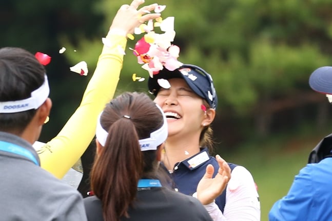 우승 축하 꽃잎 세례받는 김지현./사진=KLPGA