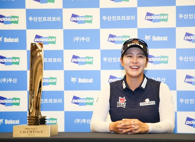 우승 인터뷰하는 김지현./사진=KLPGA