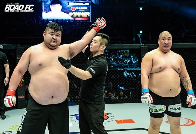승리한 아오르꺼러(왼쪽)./사진=ROAD FC