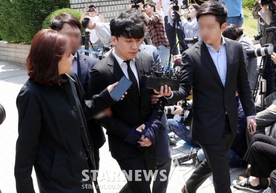 성매매 알선 및 자금 횡령, 식품위생법 위반 등의 혐의를 받고 있는 가수 승리가 지난 14일 오전 서울 서초구 서울지방법원에서 구속 전 영장실질심사를 마치고 유치장으로 향하고 있다. /서울중앙지방법원=김휘선 기자