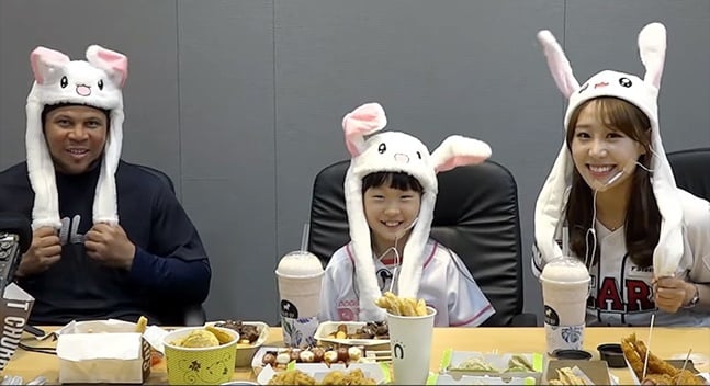 두산 페르난데스(왼쪽)와 띠예(가운데). /사진=두산베어스