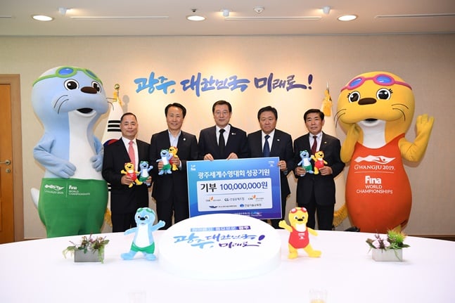 왼쪽부터 전병국 건설기술교육원장, 조영택 조직위 사무총장, 이용섭 조직위원장, 유주현 대한건설협회장, 이권수 대한건설협회 광주광역시지회장. /사진=광주수영대회조직위원회
