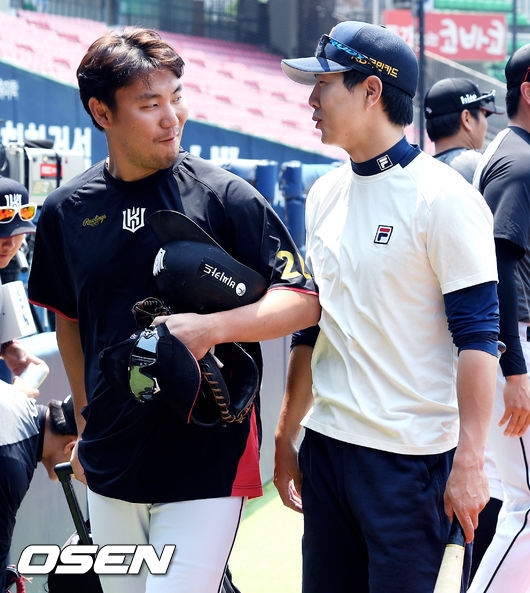 KT 장성우(왼쪽)와 두산 박건우.