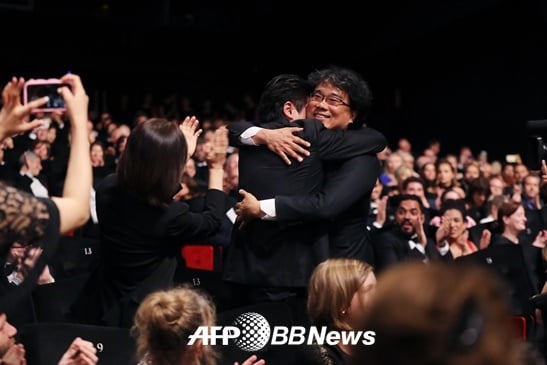 황금종려상 호명 직후 서로를 얼싸안은 봉준호 감독과 송강호 / 사진=AFPBBNews뉴스1