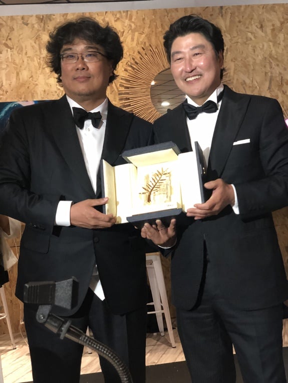 황금종려상 트로피를 들고 칸 영화제 기자실에 모여있는 한국 취재진을 찾아온 봉준호와 송강호 / 사진=칸(프랑스)=김미화 기자