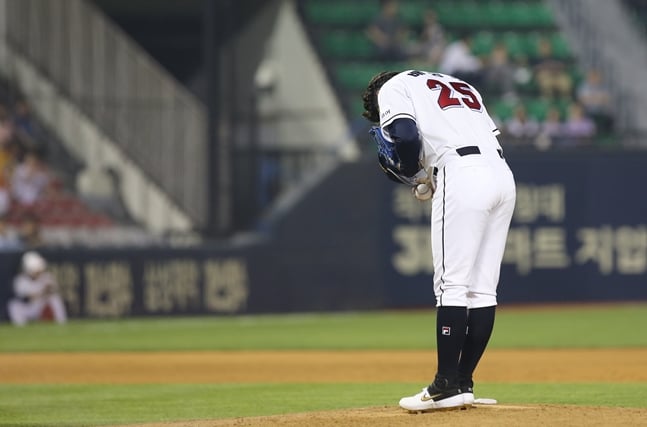지난 24일 경기서 두산 배영수가 3루 한화 팬들을 향해 인사하는 모습. /사진=두산 베어스 제공