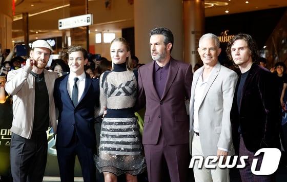 마이클 패스벤더, 타이 쉐리던, 소피 터너, 사이먼 킨버그 감독, 허치 파커 프로듀서, 에반 피터스(왼쪽부터) /사진=뉴스1