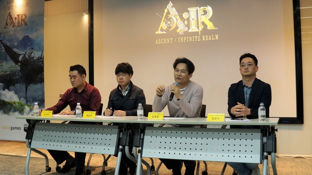 왼쪽부터 크래프톤 조두인 기획총괄, 크래프톤 채종득 개발실장, 크래프톤 김형준 개발총괄, 카카오게임즈 김상구 본부장