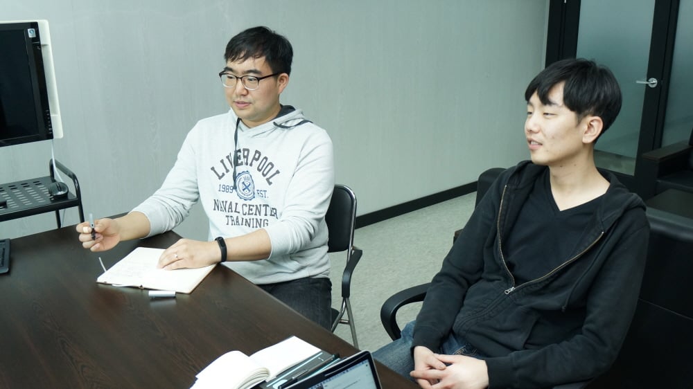 왼쪽부터 그르르르게임스튜디오 우현종 디렉터, 채정남 운영팀장