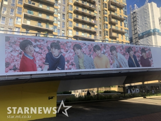 영국 런던 웸블리 스타디움 인근에 설치된 방탄소년단 'LOVE YOURSELF: SPEAK YOURSELF' 공연 포스터 /런던(영국)=윤상근 기자