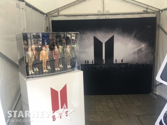 방탄소년단 멤버들의 소규모 밀랍인형이 담긴 간이 부스 /런던(영국)=윤상근 기자
