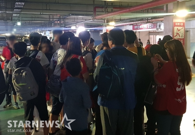 지난 5월 31일 결승 홈런을 때린 정의윤을 둘러싼 팬들. /사진=박수진 기자