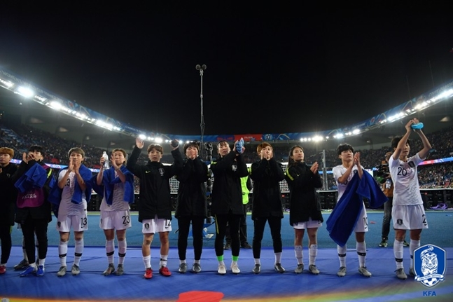 경기 종료 후 관중들에게 인사하는 대표팀. /사진=대한축구협회 제공
