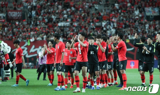 11일 서울 마포구 상암월드컵경기장에서 열린 축구 국가대표팀 평가전 대한민국과 이란의 경기에서 1대1 무승부를 기록한 축구대표팀이 팬들을 향해 인사하고 있다. /사진=뉴스1