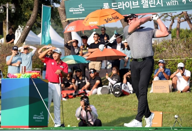 결승전에서 샷을 하는 팀 버크./사진=KPGA