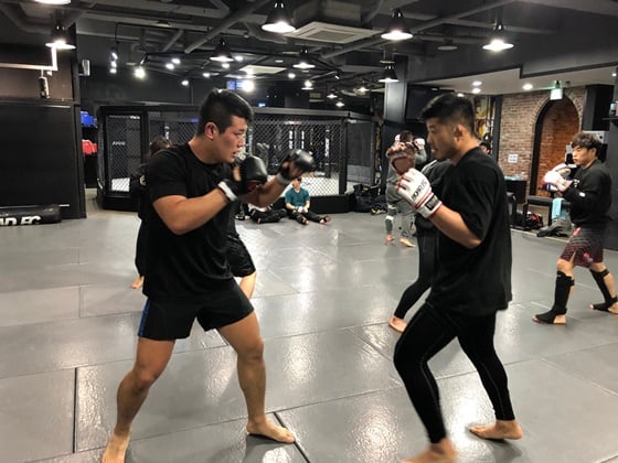 라인재와 권아솔(오른쪽)./ 사진=로드FC 제공