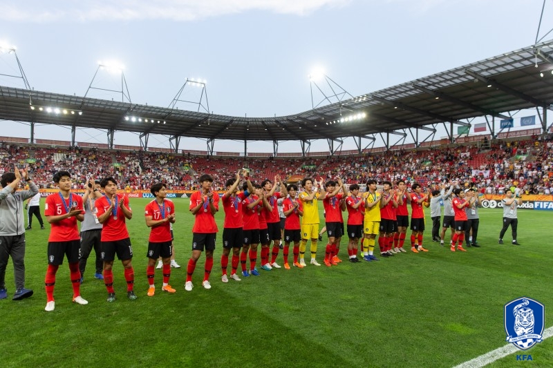 결승전 이후 팬들에게 인사하는 U-20 선수들. /사진=대한축구협회 제공