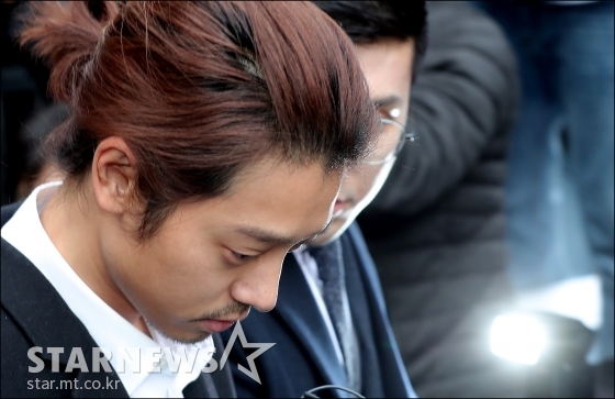 성관계 동영상 불법 촬영 및 유포 혐의로 구속된 가수 정준영이 지난 3월 29일 서울 종로경찰서에서 서울지방검찰청으로 송치되고 있다. /사진=김창현 기자