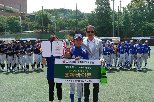 대회 MVP를 차지한 가동초 권동륜(가운데). /사진=서울시야구소프트볼협회