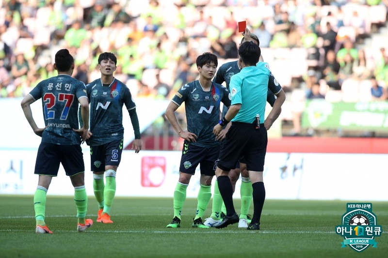 전북 김진수(오른쪽에서 두 번째)가 지난 2일 상주전에서 퇴장 명령을 받는 모습. /사진=한국프로축구연맹 제공