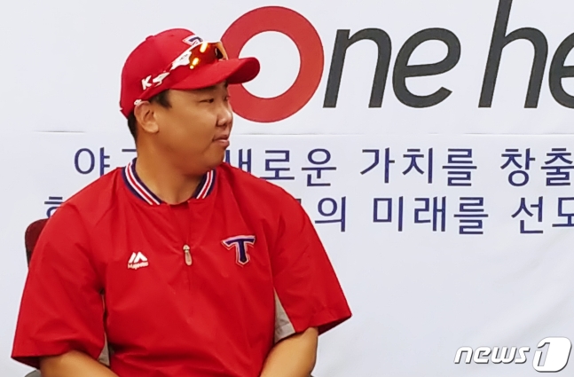 19일 은퇴기자회견을 하는 이범호. /사진=뉴스1