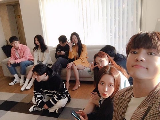 최낙타, 아이디, 딥샤워, 빅원(사진 속 바닥에 앉아 있다), 장재인, 남태현, 고성민, 차희, 이우(사진 맨 왼쪽부터 오른쪽으로)/사진=장재인 인스타그램