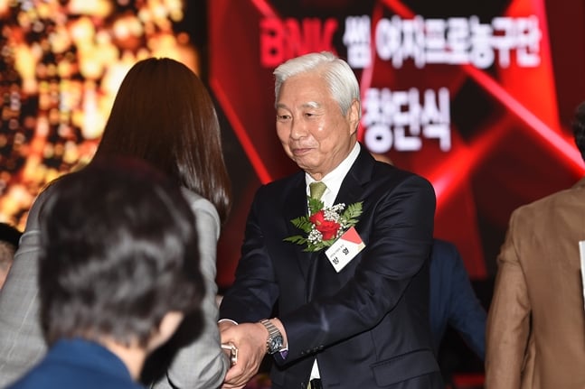 방열 대한농구협회장(오른쪽). /사진=WKBL 제공