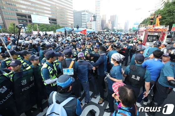 서울시가 대한애국당이 광화문광장에 설치한 천막 철거 작업에 돌입했다./사진=뉴스1