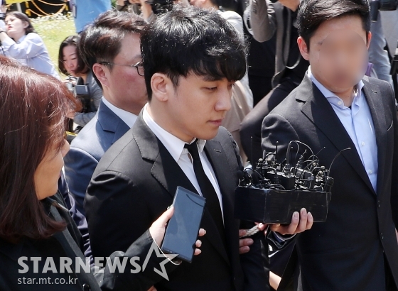 성매매 알선 및 자금 횡령, 식품위생법 위반 등의 혐의를 받고 있는 가수 승리가 지난 5월 14일 오전 서울 서초구 서울지방법원에서 구속 전 영장실질심사를 마치고 유치장으로 향하고 있다. /서울중앙지방법원=김휘선 기자