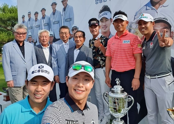 KPGA 선수들과 KPGA 레전드들이 포토콜 기념 사진을 찍고 있다. / 사진=KPGA 제공